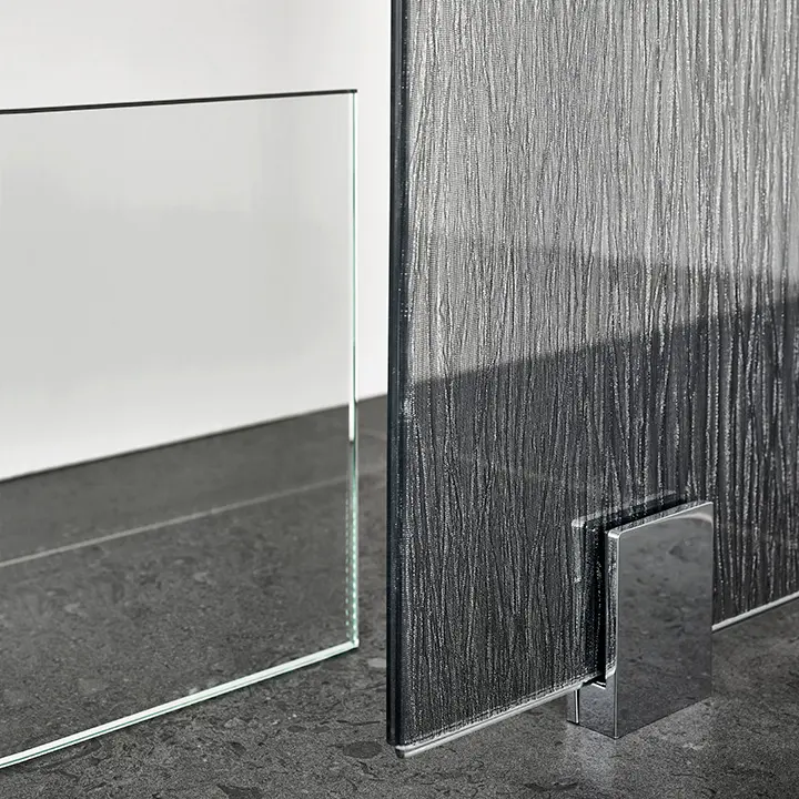 Välj mellan klart säkerhetsglas eller laminerat säkerhetsglas med Lace metallisk textileffekt.