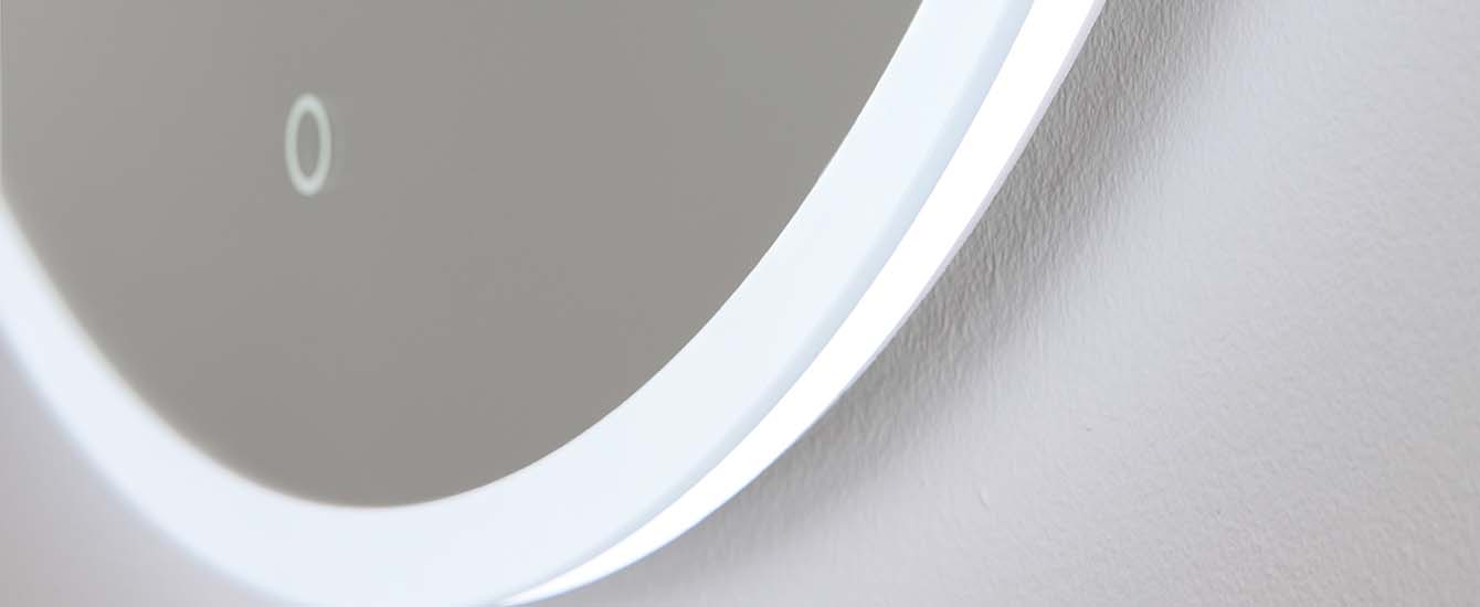 smart spegel med belysning för badrum close-up