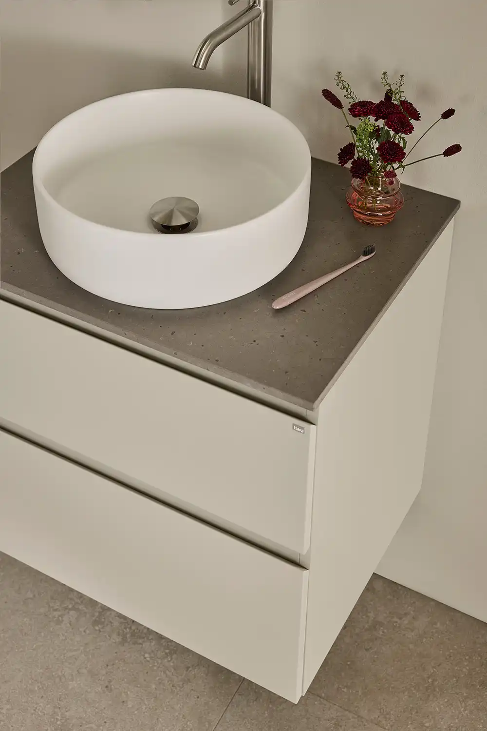 Badrumsmöbel Hafa Go Plus beige med fristående handfat och bänkskiva