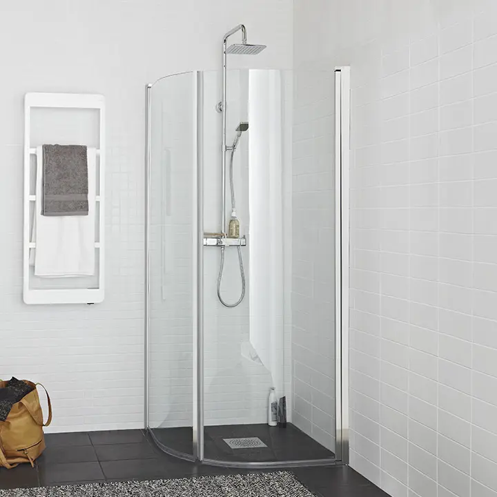 Modern och lätt välvd duschhörna