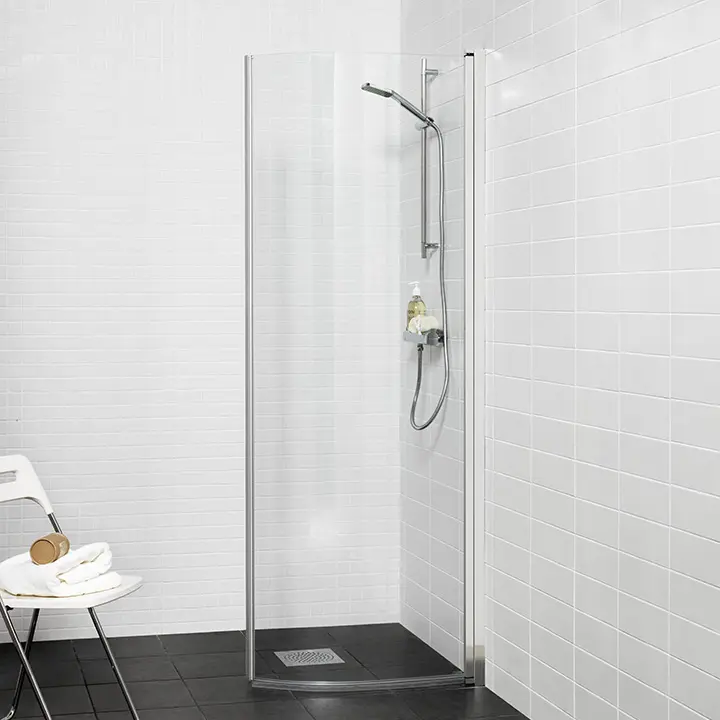 Duschdörr med integrerat längsgående handtag